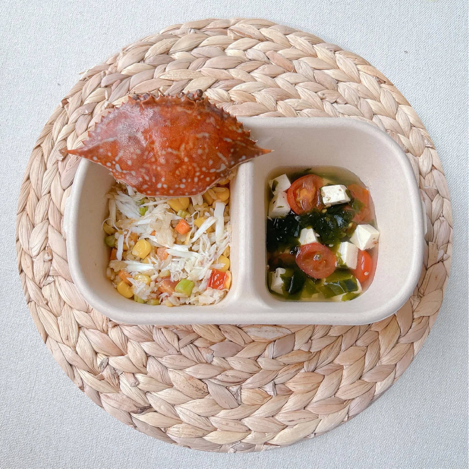 Cơm Ghẹ rang rau củ kèm canh gà rong biển, cà chua, đậu hũ non